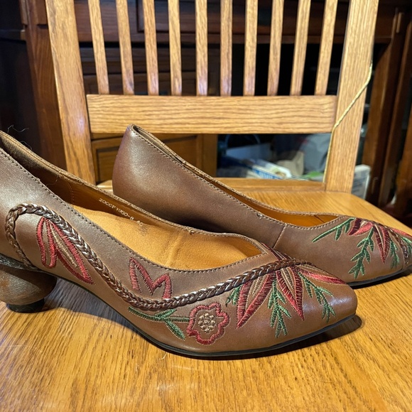 Embroidered Brown Turned Heels - Size 40 - Picture 2 of 8